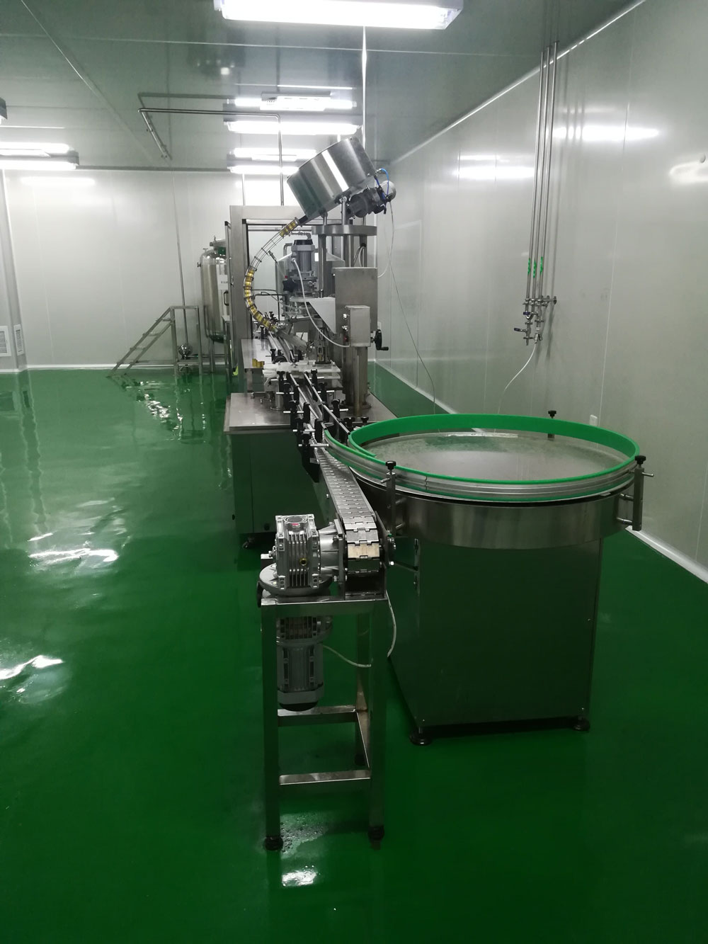 江西人初健康用品有限公司配制酒灌裝旋蓋收瓶聯(lián)動(dòng)生產(chǎn)線